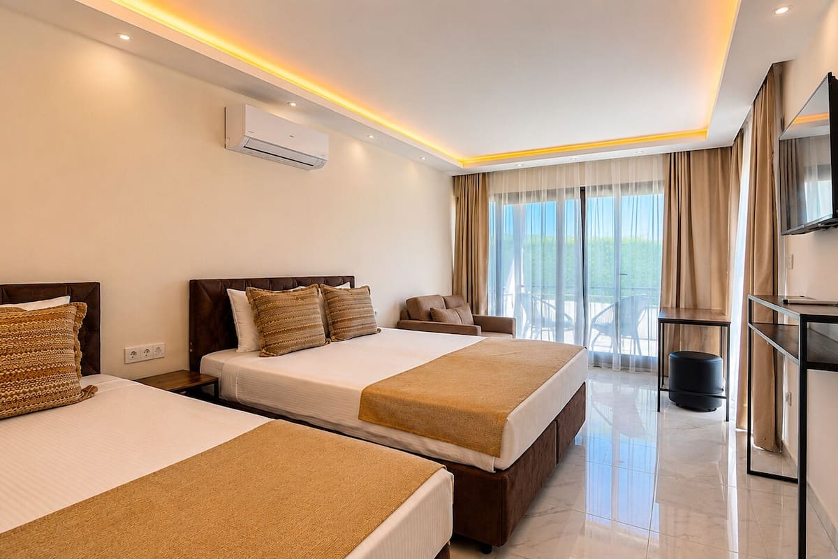 Deluxe Triple Room | In-room safe, laptop workspace, WiFi (free)