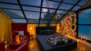 Panorama tweepersoonskamer, 1 kingsize bed, balkon, uitzicht op bergen | Individueel gedecoreerd, individueel gemeubileerd, een laptopwerkplek