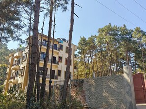Exterior - XTSY Travellers Hostel (Shillong)