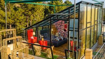 Chambre Double Panoramique, 1 trĂšs grand lit, balcon, vue montagne | Terrasse/Patio