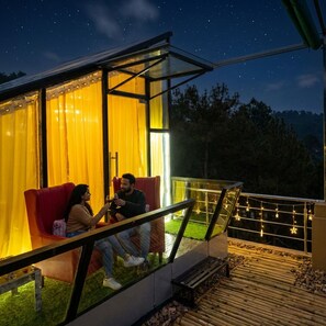 Chambre Double Panoramique, 1 très grand lit, balcon, vue montagne | Terrasse/Patio