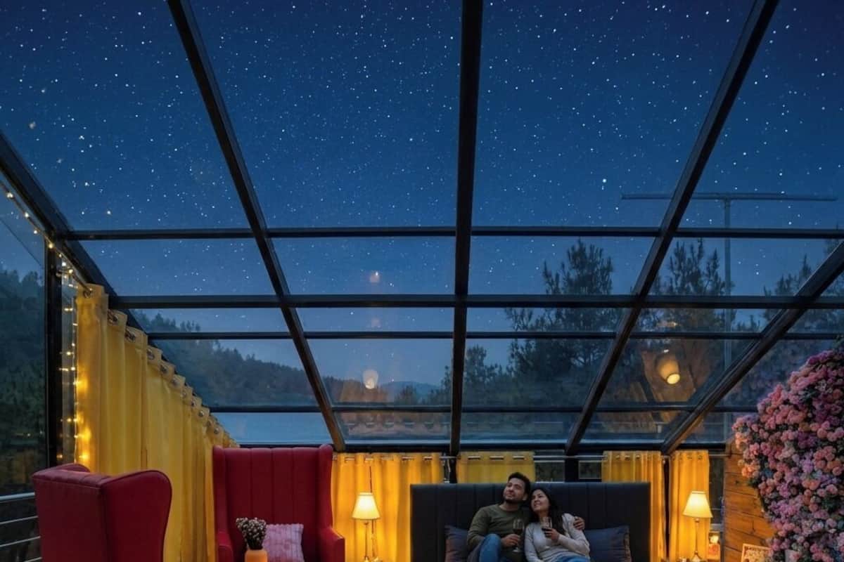 Habitación doble panorámica, 1 cama King size, balcón, vista a la montaña | Área de sala de estar | Futbolito, tenis de mesa y libros