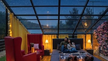 Panoramic-Doppelzimmer, 1 King-Bett, Balkon, Bergblick | Wohnbereich | Tischfußball, Tischtennisplatte, Bücher