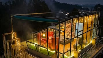 Chambre Double Panoramique, 1 trĂšs grand lit, balcon, vue montagne | Terrasse/Patio