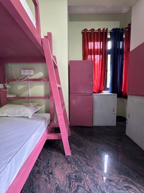 Individually furnished, free WiFi - XTSY Travellers Hostel (Shillong)