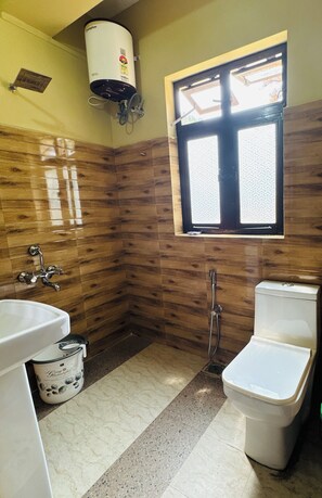 Habitación doble estándar | Baño | Regadera, amenidades de baño gratuitas, jabón 