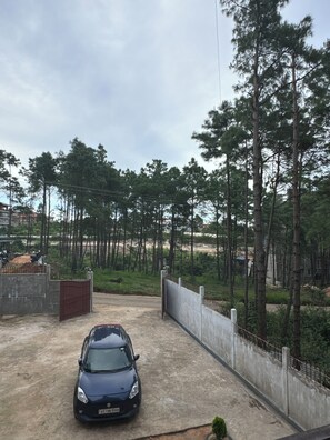 Free self-parking - XTSY Travellers Hostel (Shillong)