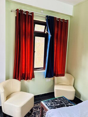 Habitación doble estándar | Decoración personalizada y muebles diferentes 