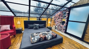 Panorama tweepersoonskamer, 1 kingsize bed, balkon, uitzicht op bergen | Individueel gedecoreerd, individueel gemeubileerd, een laptopwerkplek
