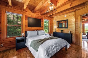 3 bedrooms, desk, iron/ironing board, free WiFi