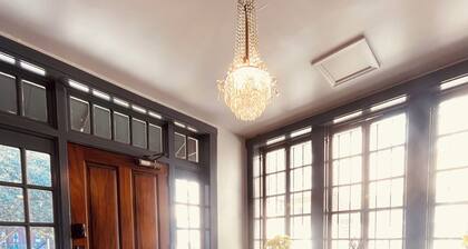 Charming 1-bedroom condo that sleeps 4 in enchanting Savannah on Historic Square