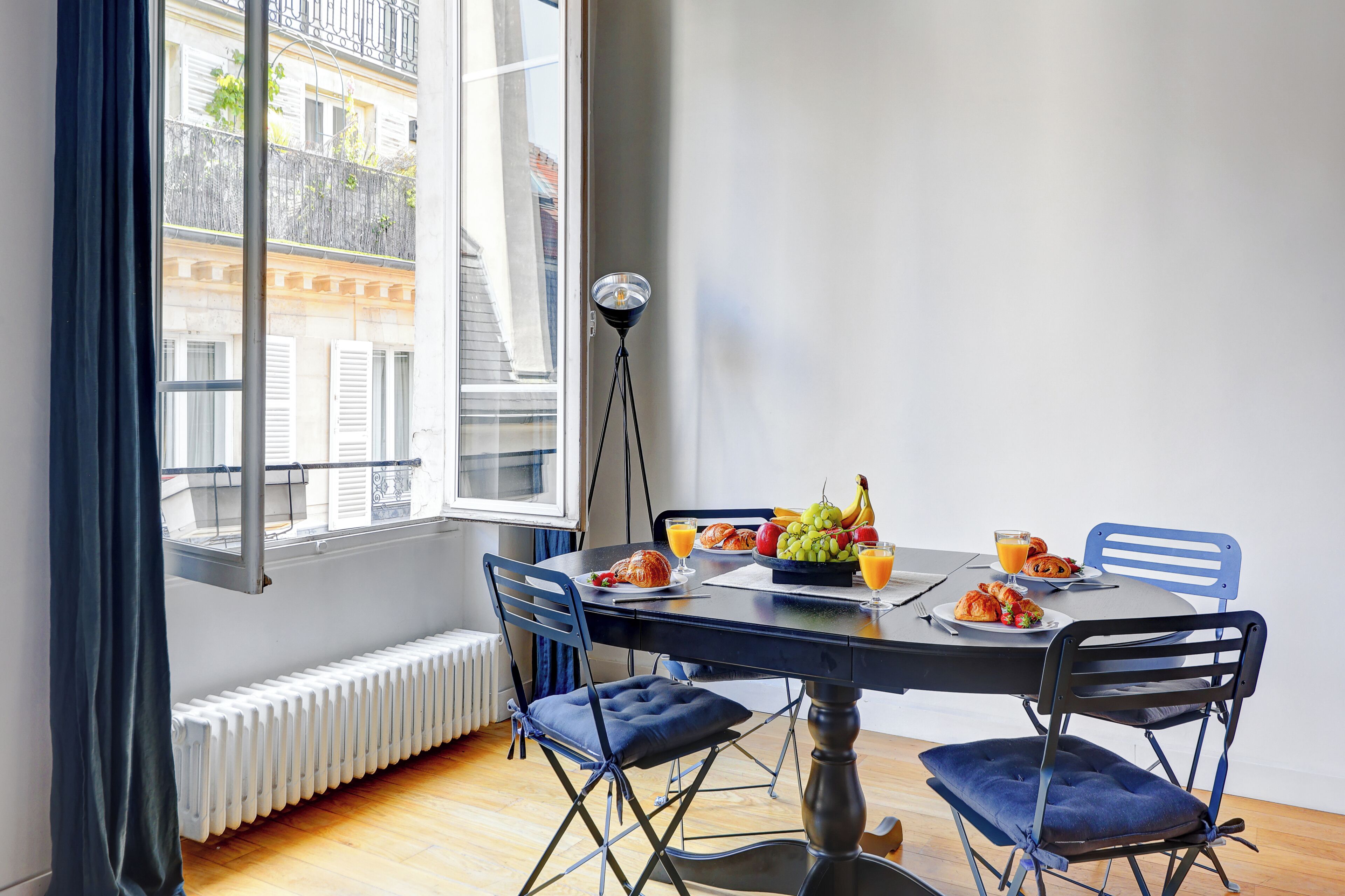 Leilighet – city, 1 queensize-seng med sovesofa, ikke-røyk, byutsikt | Oppholdsområde | Smart-TV