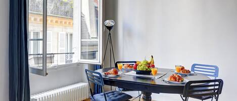 Departamento urbano, 1 cama Queen size y sofá cama, para no fumadores, vista a la ciudad | Área de sala de estar | Smart TV