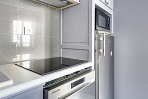 City apartman, 1 queen (nagyméretű) franciaágy és egy kinyithatókanapé, nemdohányzó | Privát konyha | Kávéfőző, kávé-/teafőző, elektromos vízforraló és kenyérpirító