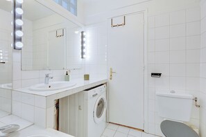 City Apartment, 1 Queen Bed with Sofa bed, Non Smoking, City View | Bathroom