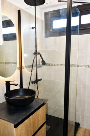 Douche, serviettes fournies, papier toilette