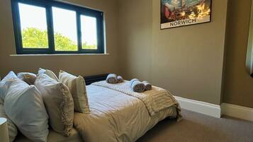 3 bedrooms, iron/ironing board, WiFi, bed sheets