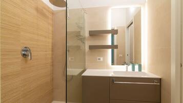 Chuveiro, banheira de hidromassagem, secador de cabelo, bidê