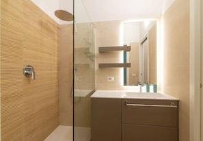 Shower, jetted bath, hair dryer, bidet