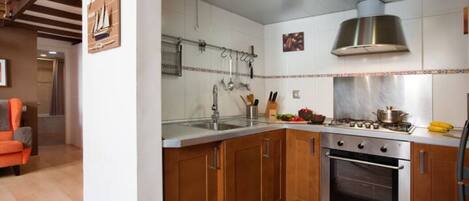 Frigorifero, microonde, forno, piano cottura