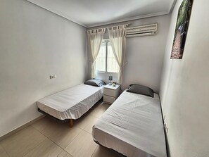 3 bedrooms, iron/ironing board, free WiFi, bed sheets - Alicante Vacation Home (Gran Alacant)