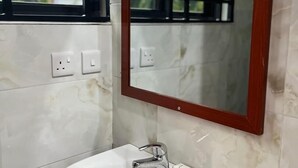 Pancuran mandi, tuala disediakan, sabun, syampu 