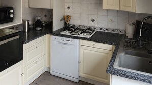 Private kitchen - A quiet nest just 150m from the town center, with private parking included. (Albi)