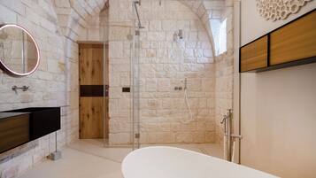Luxury-Villa, Terrasse, Gartenblick | Badezimmer | Haartrockner, Seife, Shampoo, Toilettenpapier