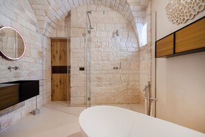 Villa de lujo, patio, vistas al jardín | Baño | Secador de pelo, jabón, champú y papel higiénico