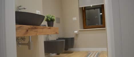 Bruser, hårtørrer, bidet, håndklæder