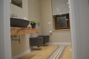 Shower, hair dryer, bidet, towels