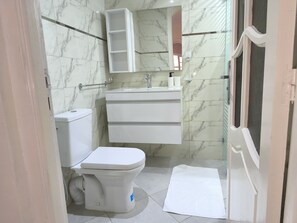 Serviettes fournies, papier toilette