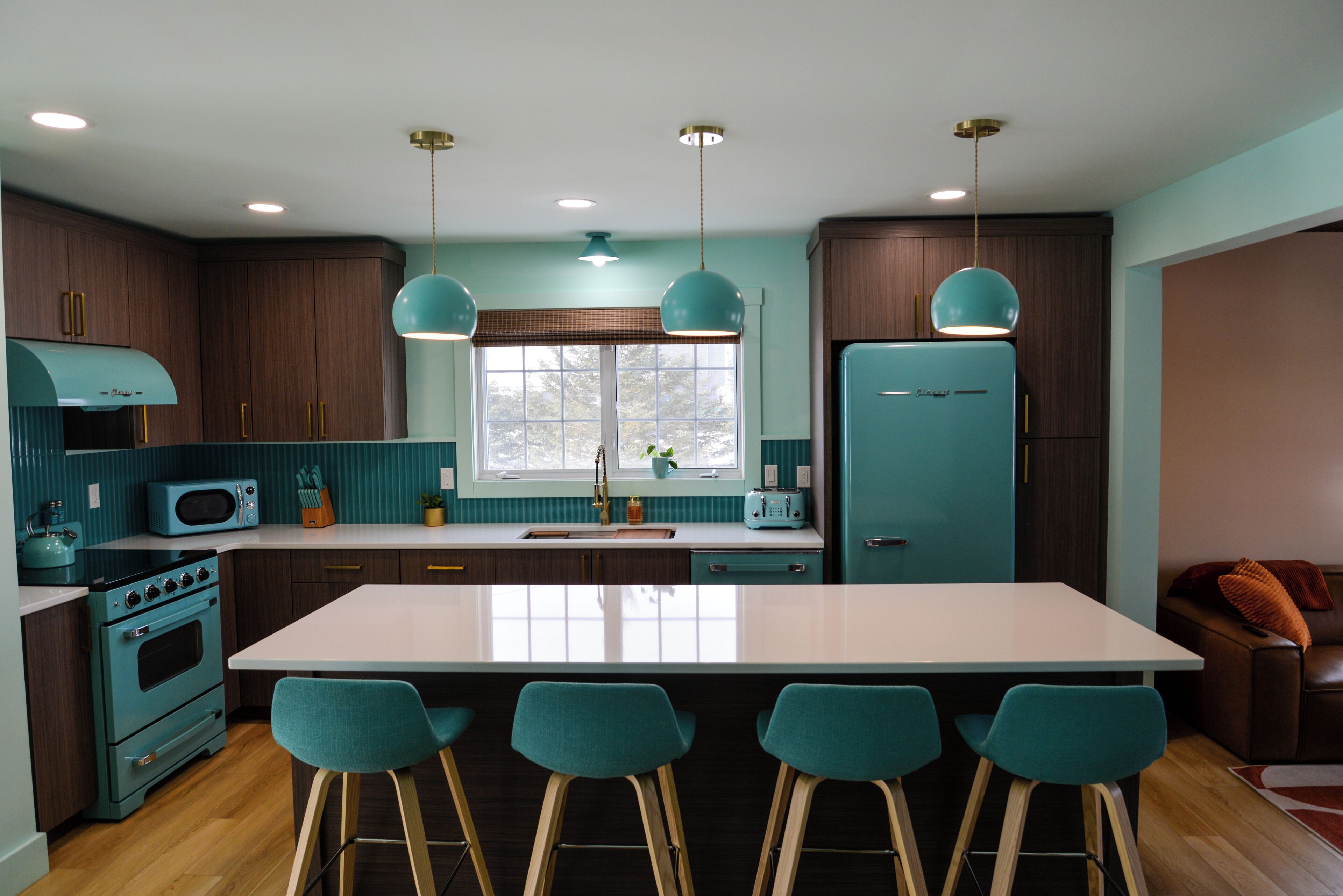 Mikrobølgeovn, ovn, kokeplater og oppvaskmaskin