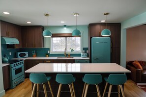 Mikrobølgeovn, ovn, kokeplater og oppvaskmaskin