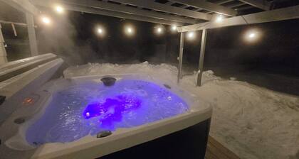 Renovated Retro 3BR Getaway - Hot Tub & Trail Access