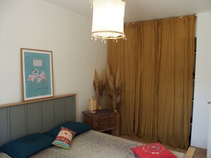 1 chambre, bureau, draps fournis