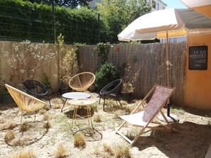 Property grounds - Arles, Lovely, light-filled T2 apartment with garden just a few minutes from the town center. (Arles)