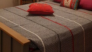 Une chambre à coucher avec un lit, un bureau, une chaise et une échelle.