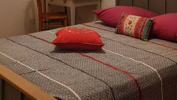 1 chambre, bureau, draps fournis