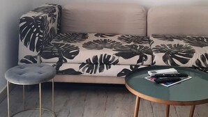 Un salon comprenant un canapé, une table basse et une table d’appoint.