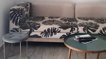 Smart TV, tavolo da ping pong, libri