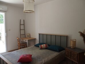 1 sovrum, skrivbord, sängkläder och rullstolsanpassning