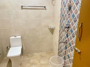 Habitación cuádruple familiar | Baño | Regadera, amenidades de baño gratuitas, toallas 
