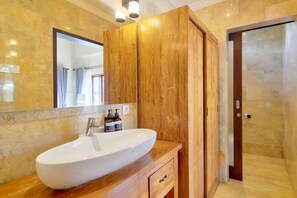 Comfort Villa, Mountain View | Bathroom | Hair dryer, bathrobes, slippers, towels - Sari Sasih Hillside By Reccoma (Ubud)