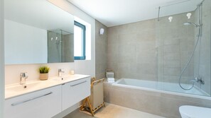 Douche, séchoir à cheveux, serviettes fournies