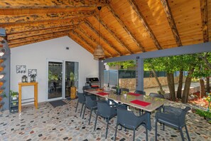 Outdoor dining - Villa Botanica - Lush Garden and Pool Oasis (Kamenmost)
