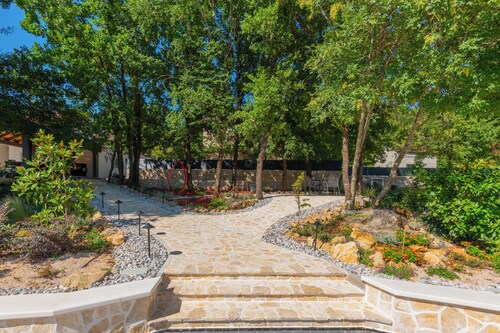 Villa Botanica - Lush Garden and Pool Oasis
