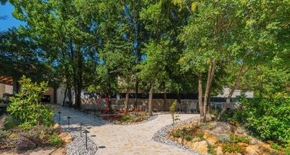 Villa Botanica - Lush Garden and Pool Oasis
