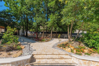 Villa Botanica - Lush Garden and Pool Oasis