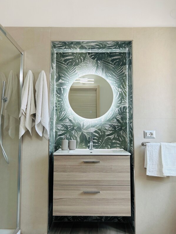 Shower, hair dryer, bidet, towels